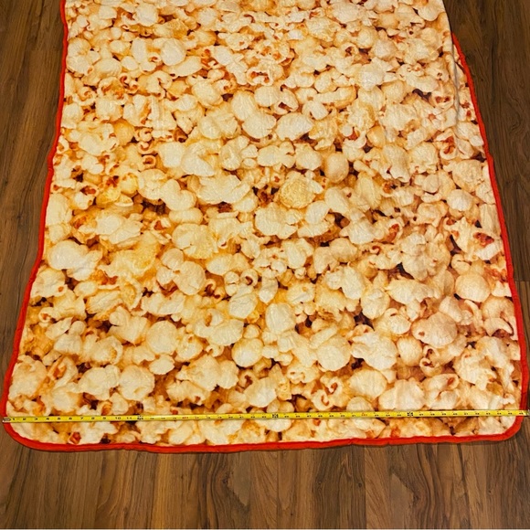 Official Netflix Movie Night Popcorn Blanket & Netflix Logo Pillow Cover Set - Picture 10 of 12